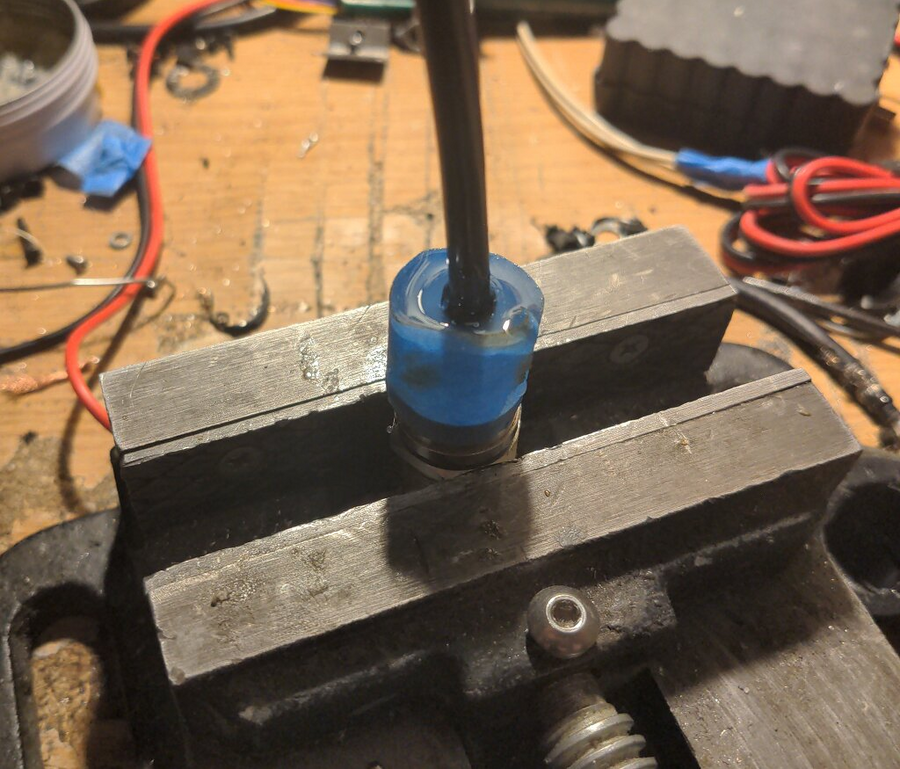fuss_ham_radio_antenna_bracket_mount_cable_mold.png