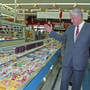 fuss_politics_yeltsin_in_supermarket.png