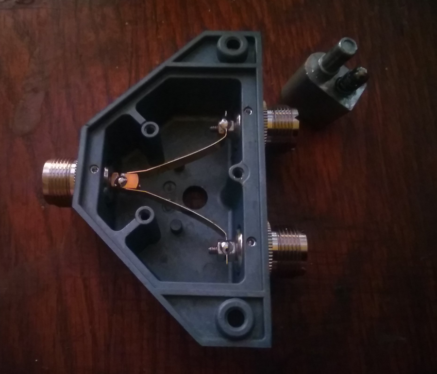 fuss_ham_radio_designing_a_remotely_controlled_motorized_antenna_commuter_coaxial_splitter_disassembledt.png