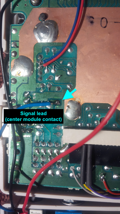 hardware_gameboy_dmg_variable_oscillator_soldering_signal_lead.png