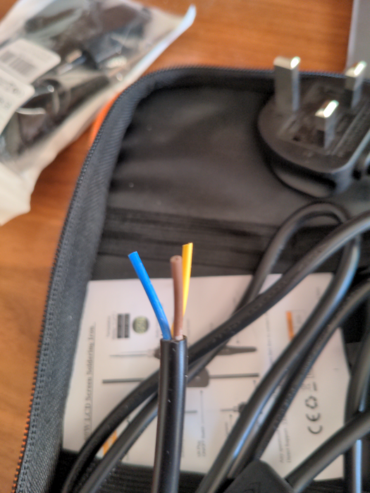 hardware_replacing_mains_plugs_unwrapped_cable_wires.png