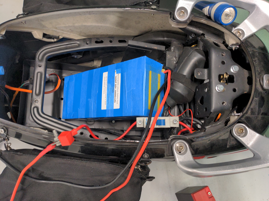 vehicles_e-scooters_uk_moden_tech_l1e-b_switching_from_lead_acid_to_lithium_batteries_fitting_battery.png